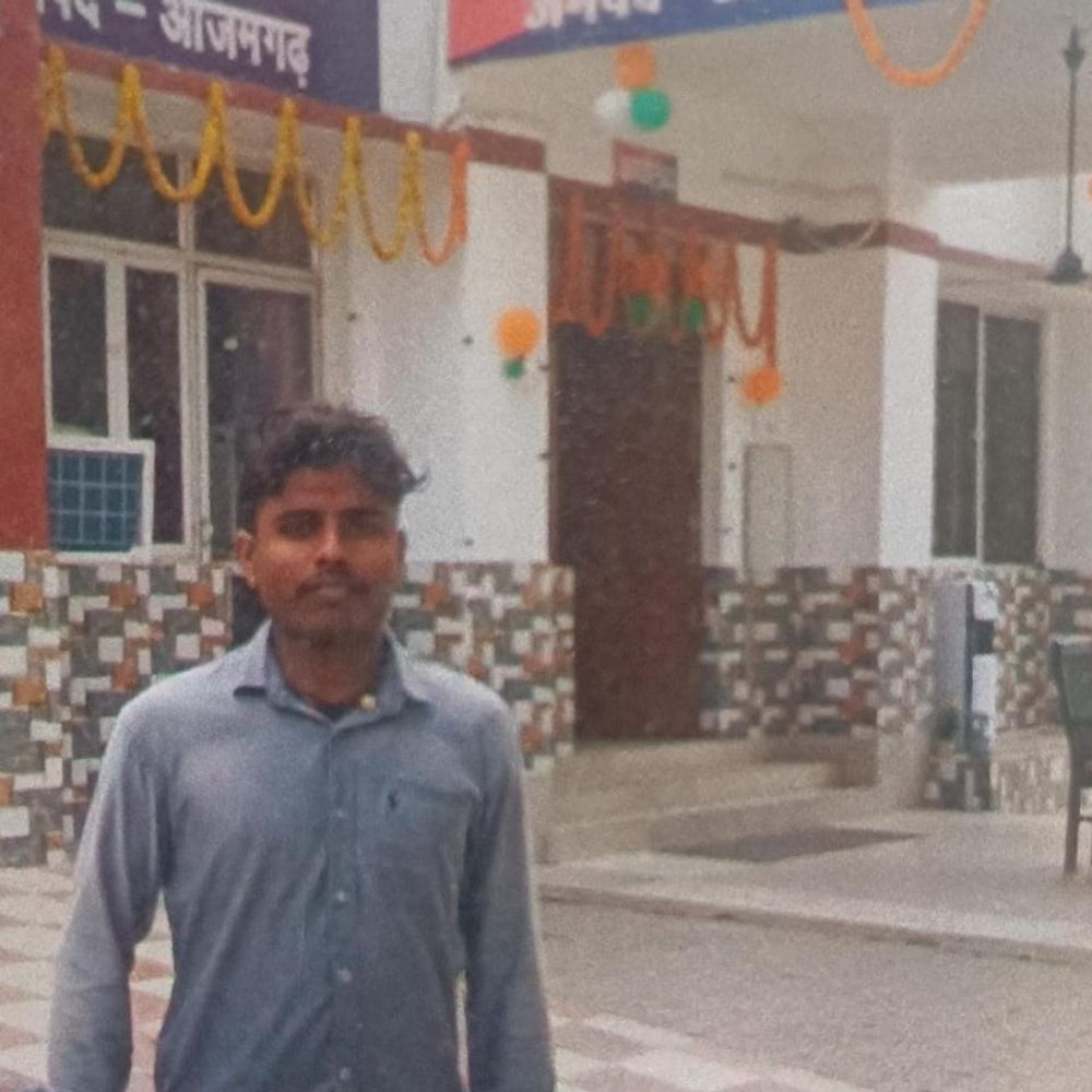 आजमगढ़ में नदी में कूदा हाईस्कूल का छात्र:पुलिस और स्थानीय लोगों की मदद से निकाला बाहर