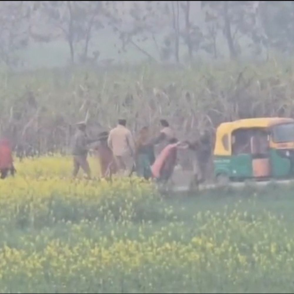 आजमगढ़ में पुलिस और ग्रामीणों की झड़प, VIDEO:जमीनी विवाद में दो पक्षों को समझाने गई थी टीम, महिलाओं की धक्का-मुक्की