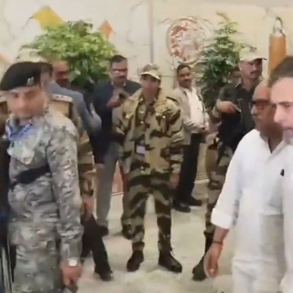 सुल्तानपुर कोर्ट में पेश होंगे राहुल गांधी:लखनऊ एयरपोर्ट से सड़क मार्ग से रवाना; कार्यकर्ताओं ने किया स्वागत