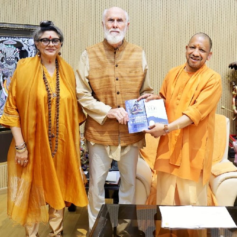 लखनऊ में सीएम से मिले डॉ. डेविड फ्रॉले:बोले-राजनीति का शुद्धिकरण कर रहे योगी आदित्यनाथ; योग-आयुर्वेद और सनातन पर चर्चा