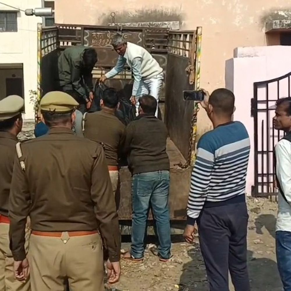 एटा में होमगार्ड की सड़क हादसे में मौत:ड्यूटी जाते समय हादसा, बाइक टक्कर से गंभीर घायल, डॉक्टरों ने मृत घोषित किया