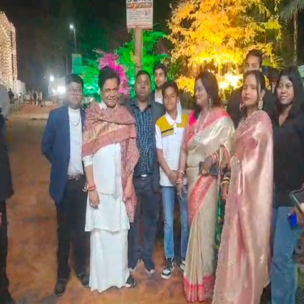 राजपाल यादव की भतीजी की शादी में पहुंचे राजनीतिक दिग्गज:जेल से रिहाई के बाद घर आए एक्टर, शादी में मेहमानों का किया स्वागत
