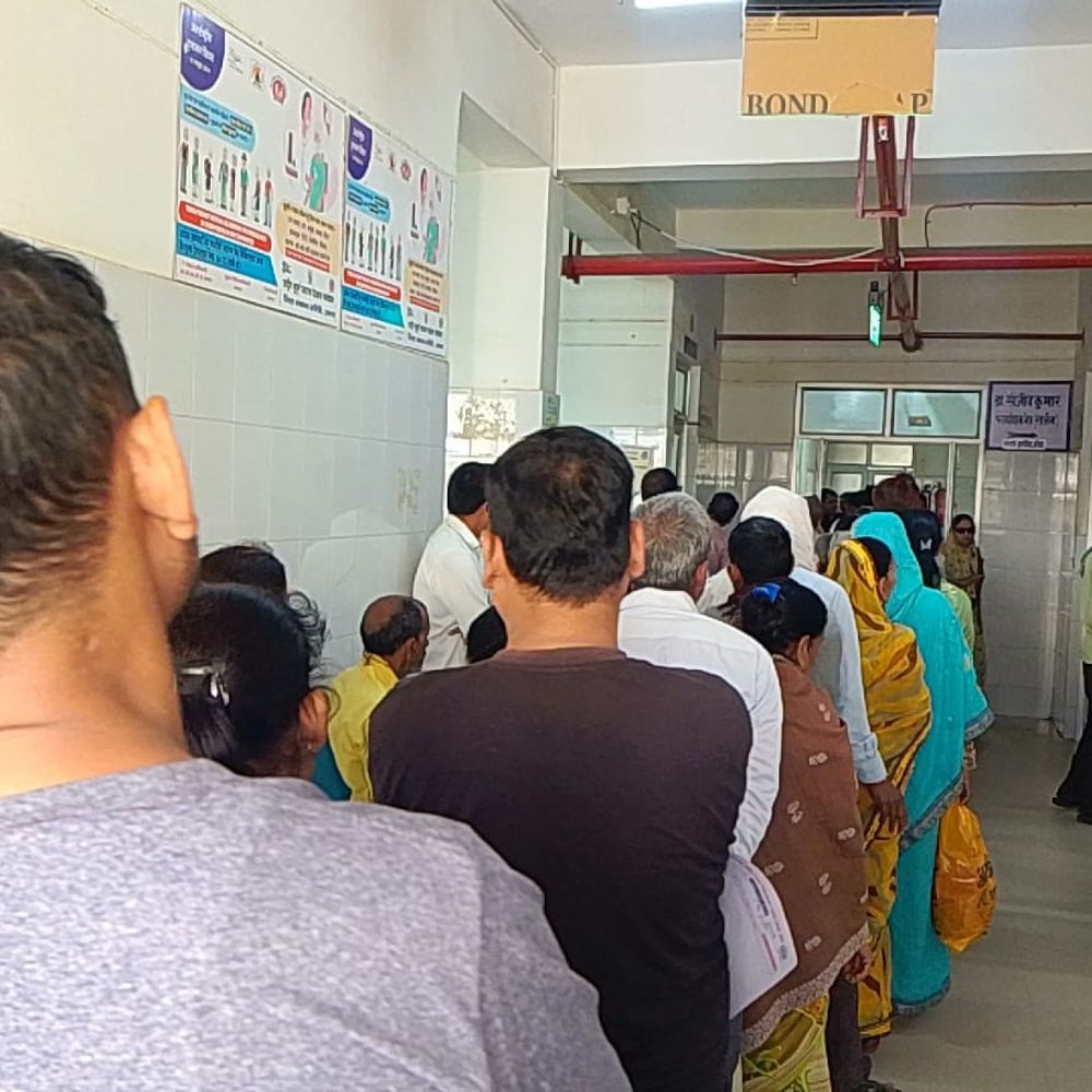 उन्नाव जिला अस्पताल की ओपीडी में 700 से अधिक मरीज:बदलते मौसम के कारण बढ़ी सर्दी-जुकाम और बुखार की समस्या