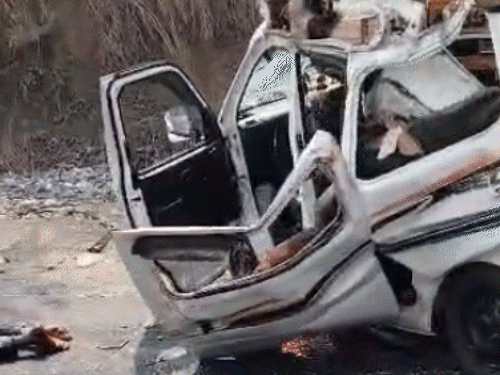 वलसाड में ट्रक-कार की भिड़ंत में 7 की मौत:कुख्यात कुंभ घाट पर हुआ हादसा, शादी में शामिल होने जा रहा था परिवार