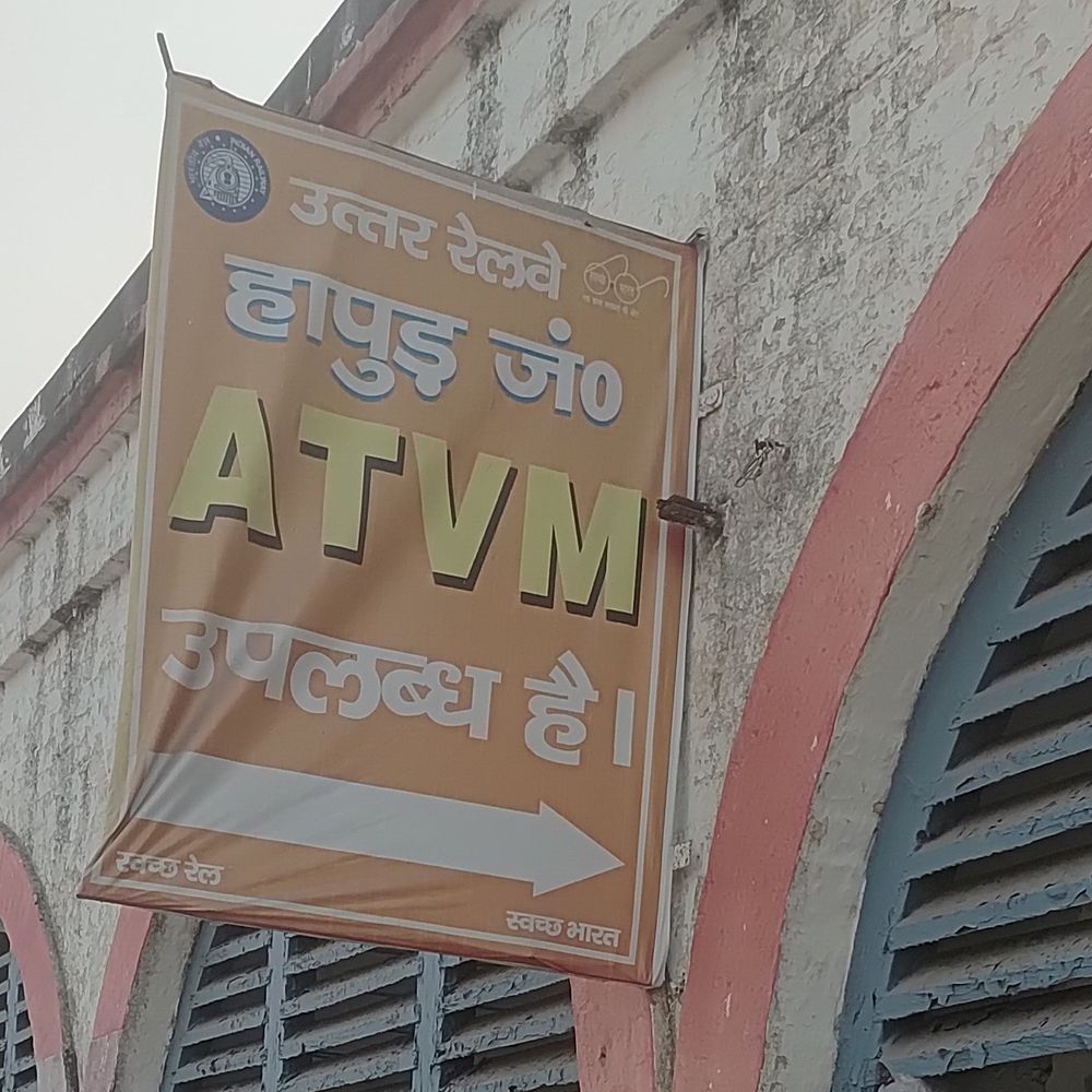 हापुड़ में दो होली स्पेशल ट्रेनें रुकेंगी:यात्रियों को मिलेगी राहत, आज से नई दिल्ली-गोरखपुर ट्रेन चलेगी