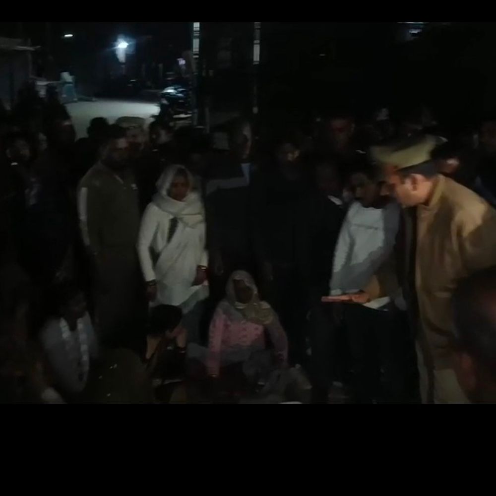 ललितपुर की शहजाद नदी में युवक का शव मिला:हत्या का आरोप, परिजनों ने सड़क पर शव रखकर किया प्रदर्शन, लगा जाम