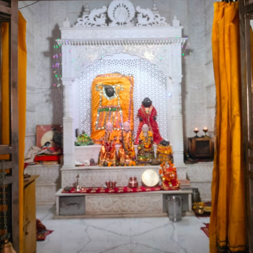 चित्रकूट के भरतकूप मंदिर में चोरी:भगवान के कीमती मुकुट ले गए चोर, सुबह पुजारी के पहुंचने पर हुई जानकारी