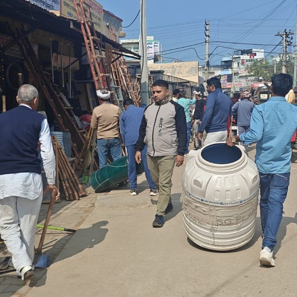 महम में नपा का अतिक्रमण हटाओ अभियान जारी:  बाहर रखा तीन ट्रॉली सामान जब्त; कर्मियों की दुकानदारों से हुई बहस – meham News