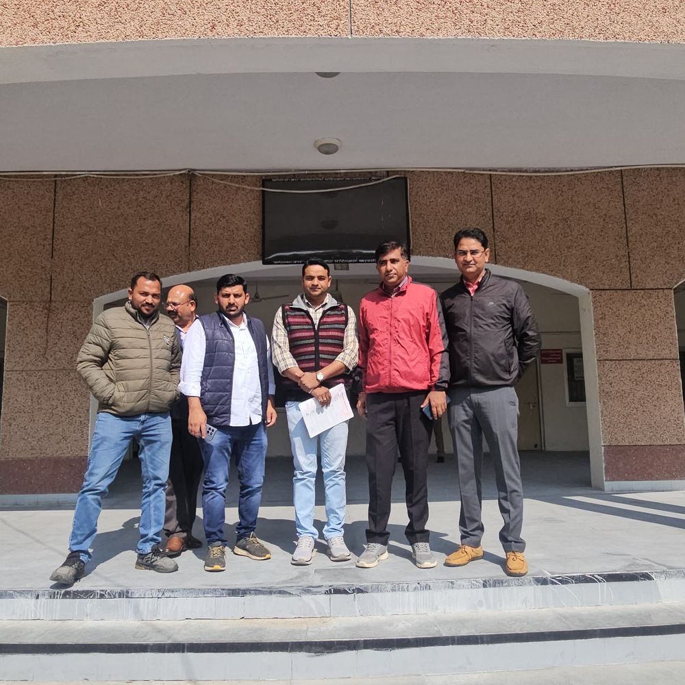 लेखपालों ने डीएम को सौंपा ज्ञापन:अमरोहा में ई-डिस्ट्रिक्ट पारिश्रमिक और वेतन भुगतान की मांग