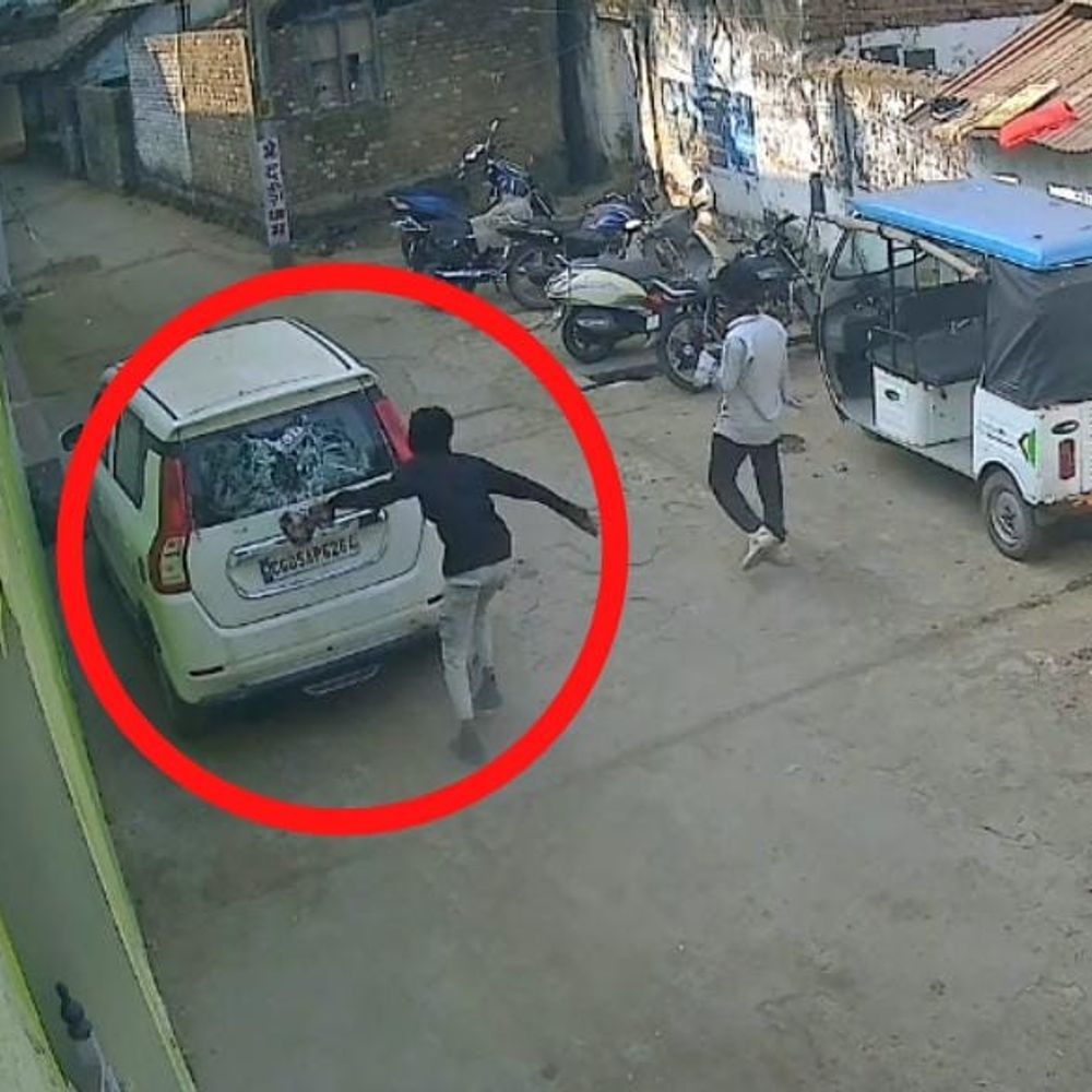 धमतरी में खड़ी कार का शीशा तोड़ा:  डॉक्टर ने थाने में शिकायत की, CCTV में कैद हुई घटना – Dhamtari News