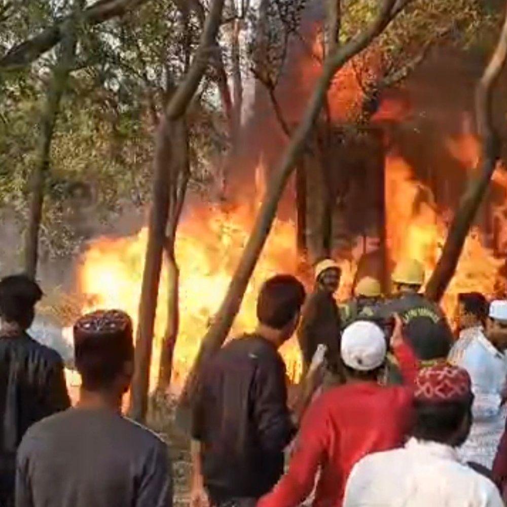 संभल में केमिकल कंटेनर में आग लगी:4 घंटे बाद भी आग काबू नहीं मिला, 10 दमकल गाड़ियां मौके पर पहुंची