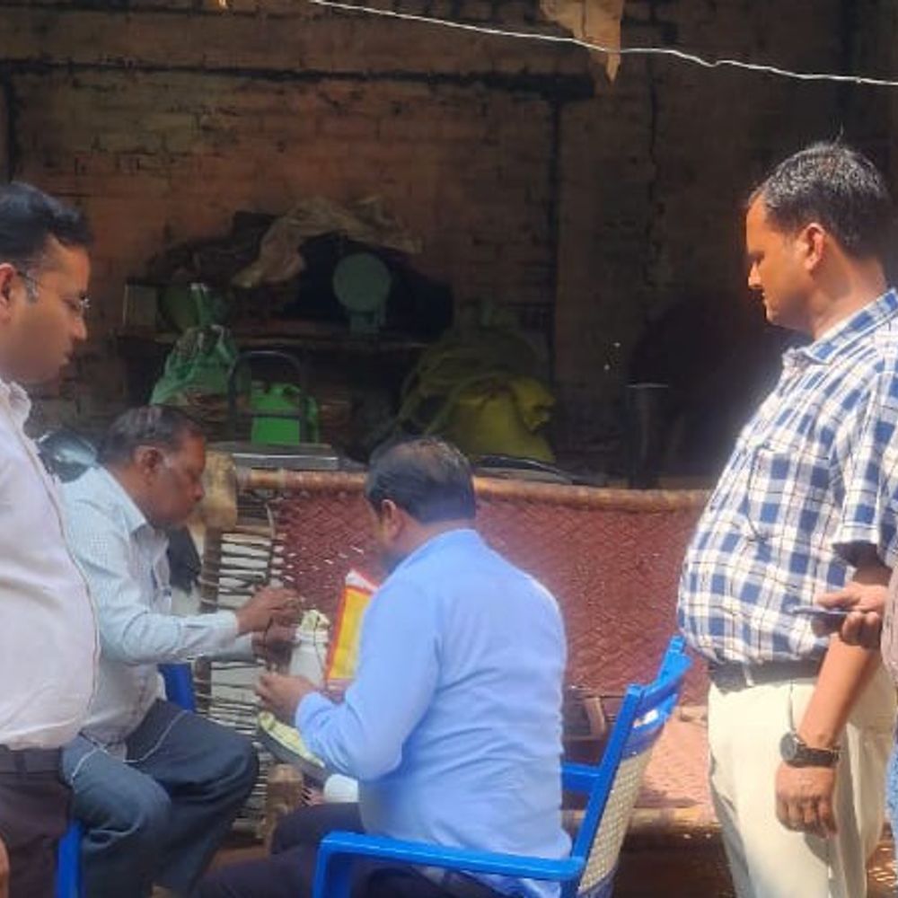 होली से पहले खाद्य सुरक्षा विभाग की सख्ती:दुकानों पर की छापेमारी, खोया, मिश्रित दूध के नमूने जांच के लिए भेजे