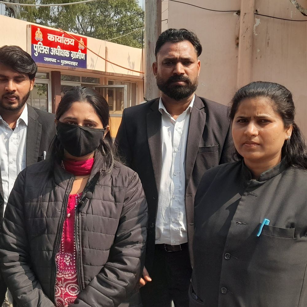 पति महिला के अश्लील फोटो बनाकर वायरल कर रहा:SSP ऑफिस पहुंची महिला, ब्लैकमेल करके मुकदमें खत्म करने का दबाव