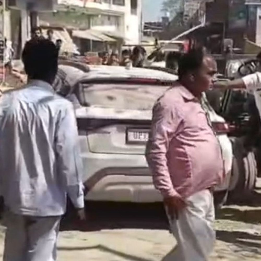 FIR दर्ज कराने वाले पीड़ित पर हमला, कार तोड़ी:पुलिस ने तीन आरोपी हिरासत में लिए, एक घायल, मारपीट का वायरल VIDEO