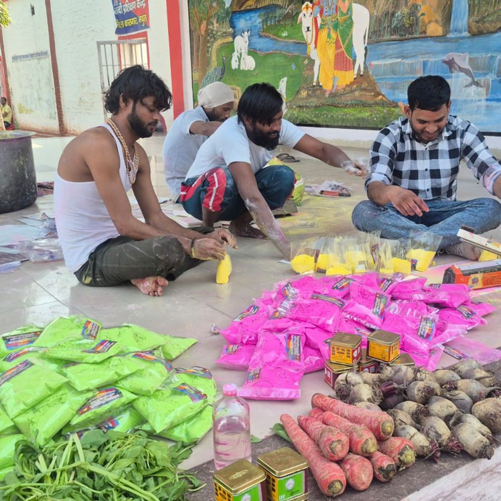 मथुरा जेल में बंदी बना रहे हर्बल गुलाल:चुकंदर, गाजर, पालक से तैयार, मुलाकात घर पर मिलेगा