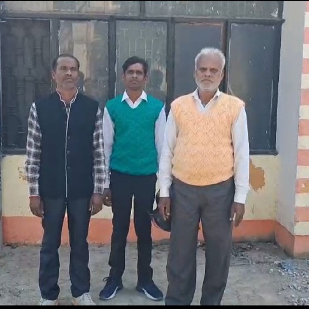 बदायूं में ऑटो और ई-रिक्शा की टक्कर, VIDEO:हादसे में बुजुर्ग की मौत, टक्कर के बाद रिक्शा पलटा