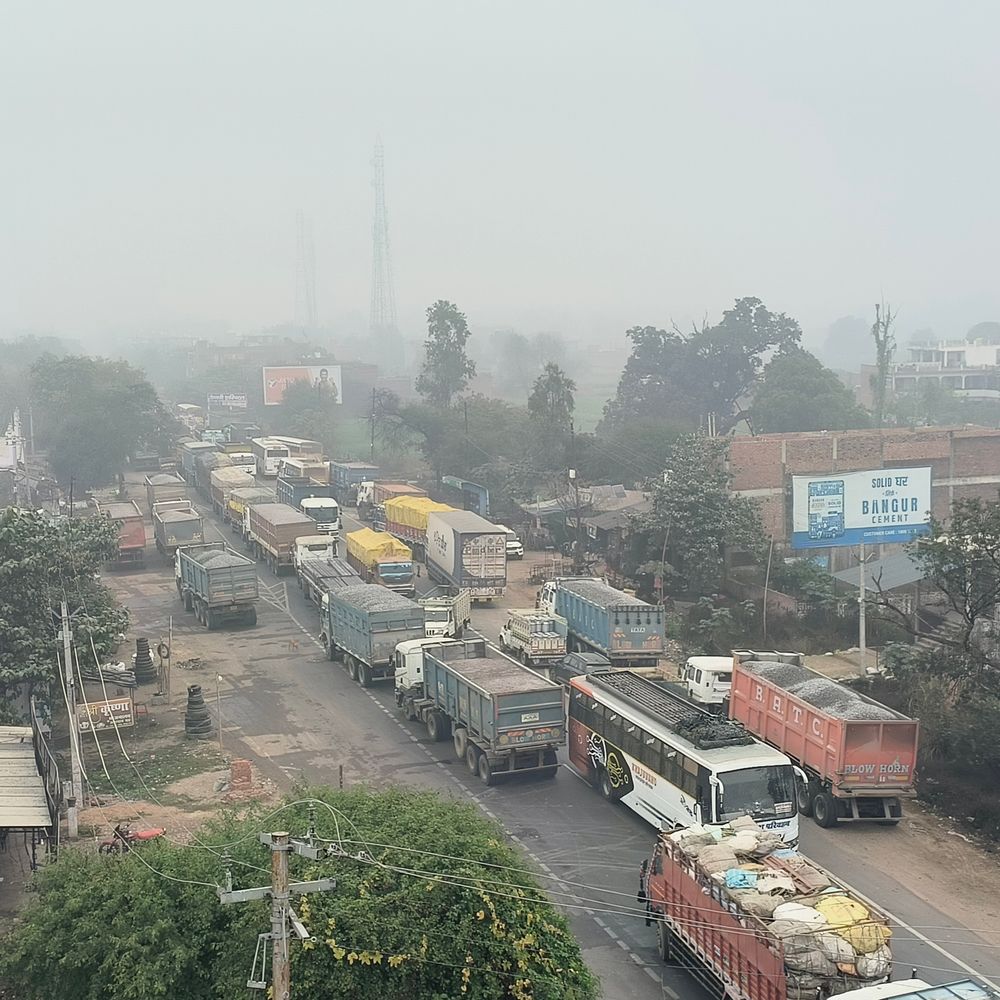 कानपुर-सागर हाईवे पर 30 किमी. लंबा जाम:2 ट्रक खराब होने से 12 घंटे से वाहनों की लंबी कतारें लगीं, एंबुलेंस भी फंसी रहीं