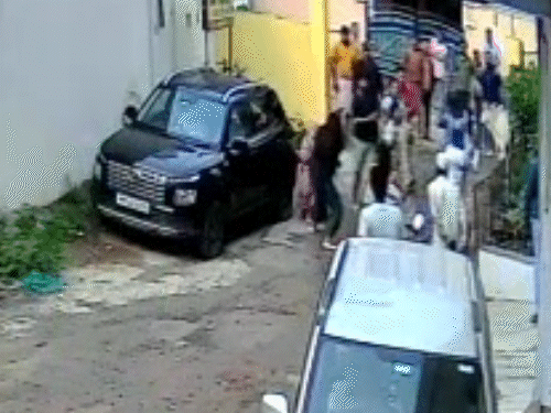 भोपाल में आवारा कुत्तों के विवाद में तलवार से हमला:  दो महिलाएं घायल, 24 घंटे में दो गिरफ्तार; मुख्य आरोपी है निलंबित कर्मचारी – Bhopal News