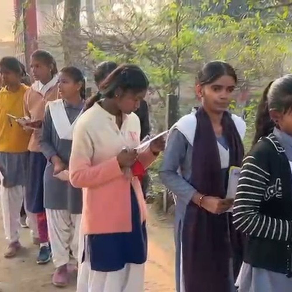 गोंडा के 151 परीक्षा केंद्रों पर इंटरमीडिएट की अंग्रेजी परीक्षा:सभी केंद्रों पर विशेष निगरानी, UPSTF और LIU की भी नजर