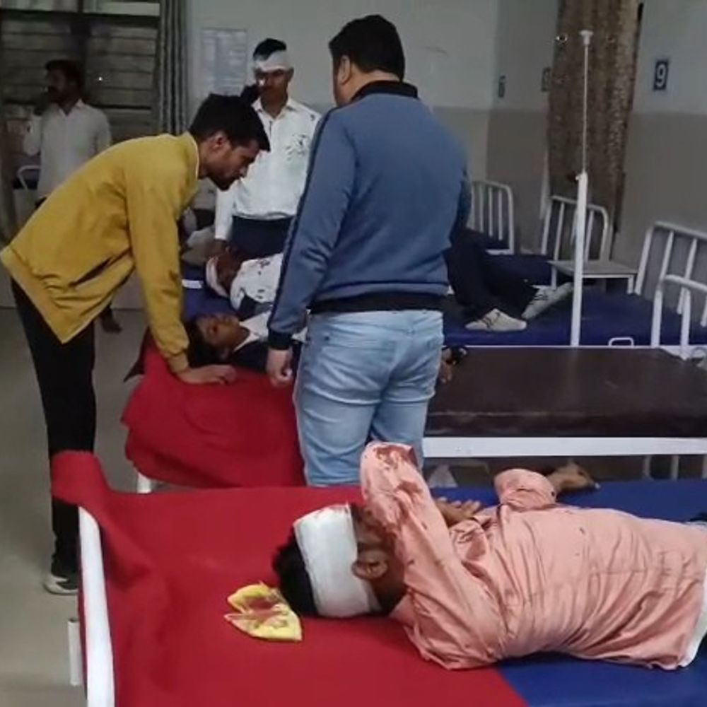 उन्नाव में दो कारों की टक्कर, आठ घायल:एक युवती की हालत गंभीर, लखनऊ से मांगलिक कार्यक्रम में शामिल होने जा रहे थे