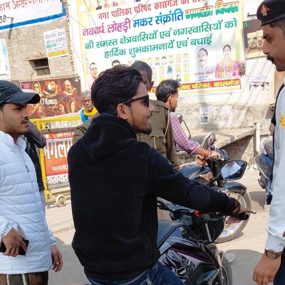 कासगंज में यातायात जागरूकता अभियान:कॉलेजों में चलाया गया, 89 वाहनों के चालान काटे