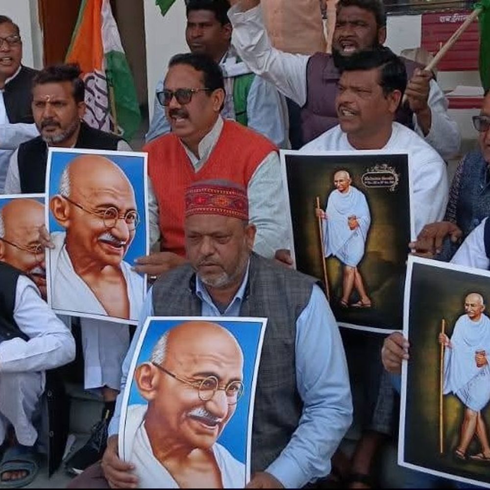 सम्भल में कांग्रेस का प्रदर्शन:लखनऊ में हुए लाठीचार्ज के विरोध में न्याय की मांग, भाजपा को तानाशाह बताया