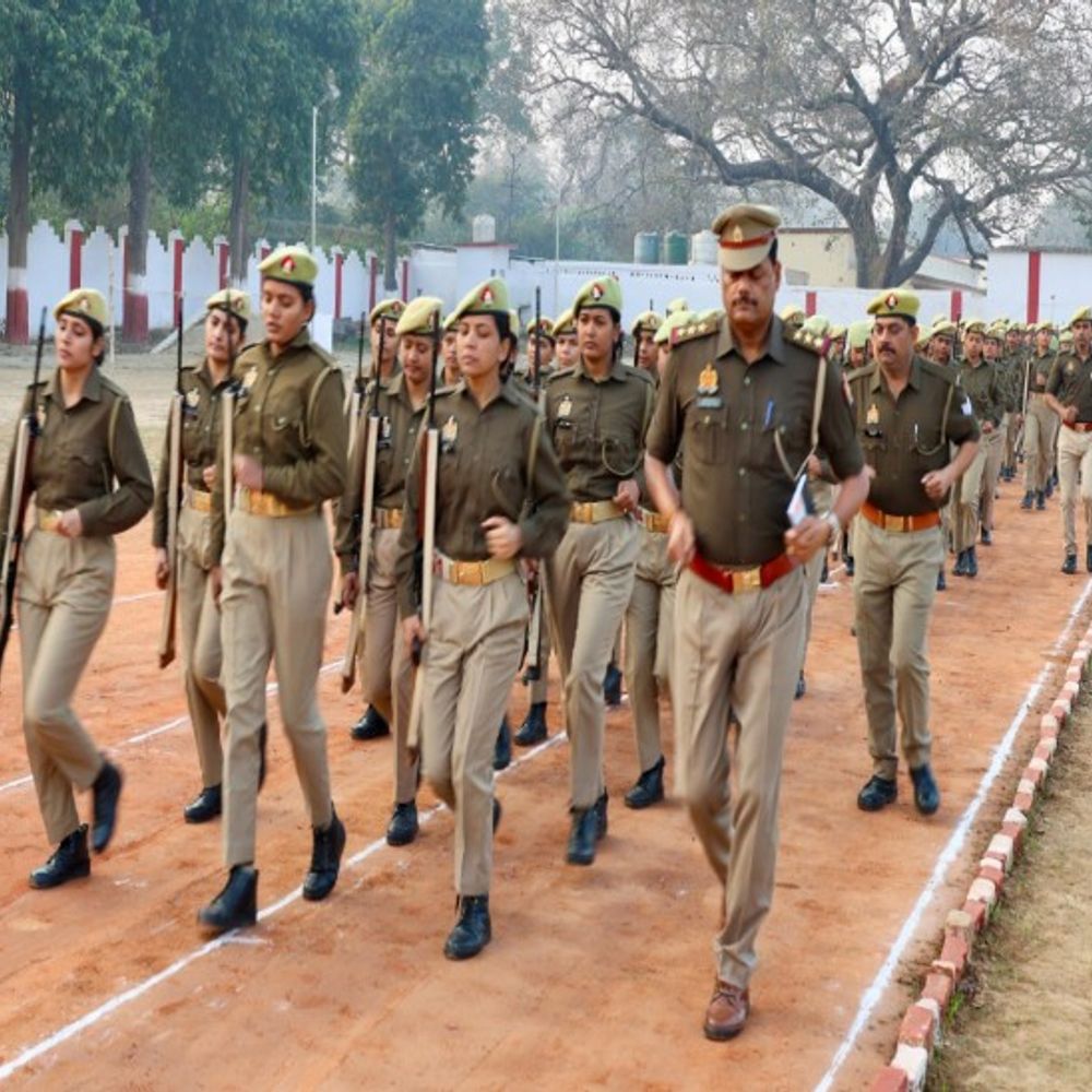 एसपी राजेश द्विवेदी ने पुलिस लाइन परेड का निरीक्षण किया:जवानों के साथ खुद भी दौड़ लगाई, अनुशासन बनाए रखने के निर्देश