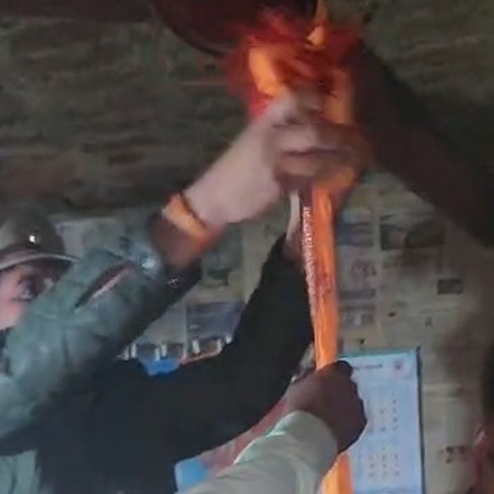 सीतापुर में युवती ने फांसी लगाकर की आत्महत्या:पुलिस ने कमरे की ईंटें निकालकर शव निकाला, लखनऊ में रहती थी युवती