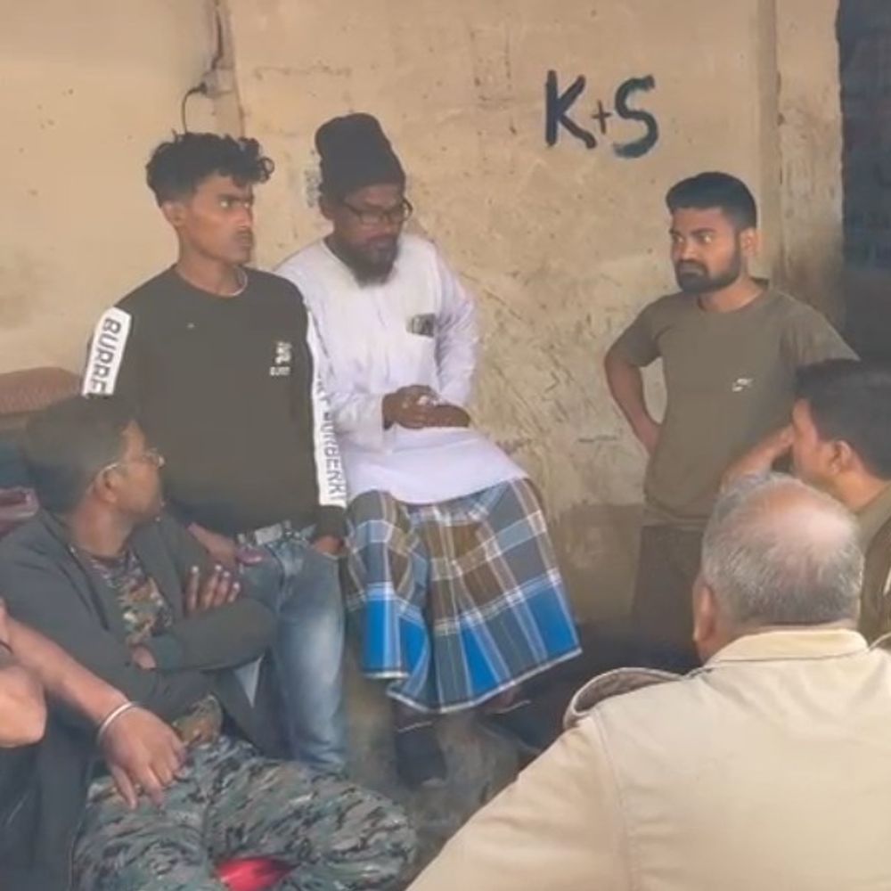 सौतेला भाई दो लाख रुपये और बाइक लेकर फरार:  250KG मटन के ऑर्डर का था, पीड़ित ने भाई पर लगाया आरोप, एफआईआर दर्ज – Saharsa News