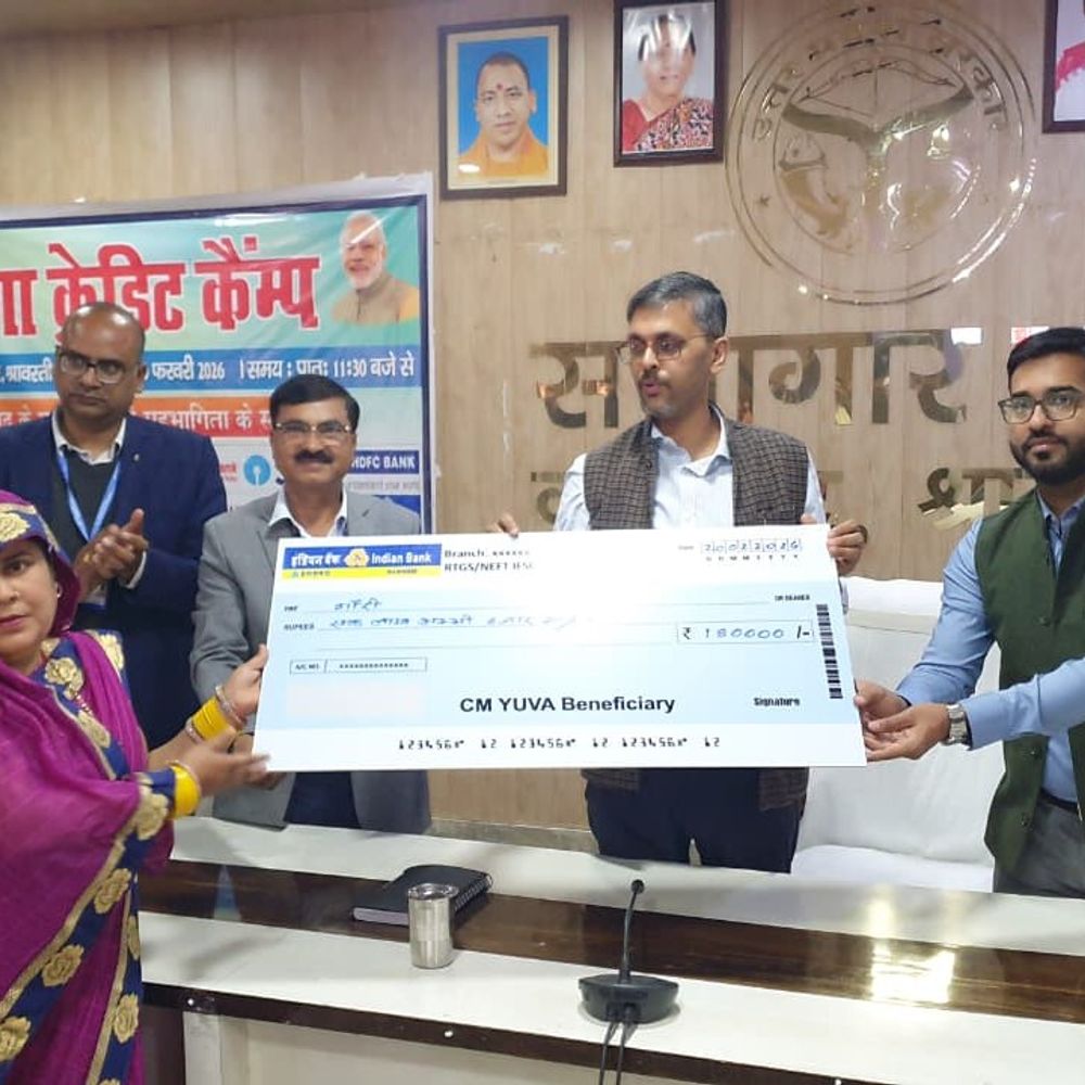 श्रावस्ती में मेगा क्रेडिट कैम्प आयोजित:डीएम-सीडीओ ने स्वरोजगार के लिए स्वीकृति पत्र वितरित किए, युवाओं को ऋण चेक मिले