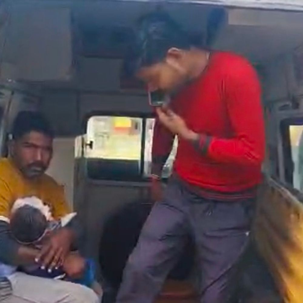 स्कूल वैन पलटी, 18 बच्चे घायल, दो रेफर:रायबरेली में क्षमता से अधिक बच्चे ले जा रही थी निजी स्कूल की वैन