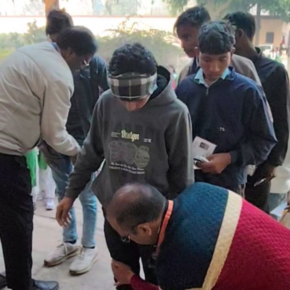 यूपी बोर्ड परीक्षा का तीसरा दिन:हाथरस के 99 केंद्रों पर हो रही परीक्षा, कड़ी चेकिंग के बाद परीक्षार्थियों को मिला परीक्षा केंद्रों पर प्रवेश