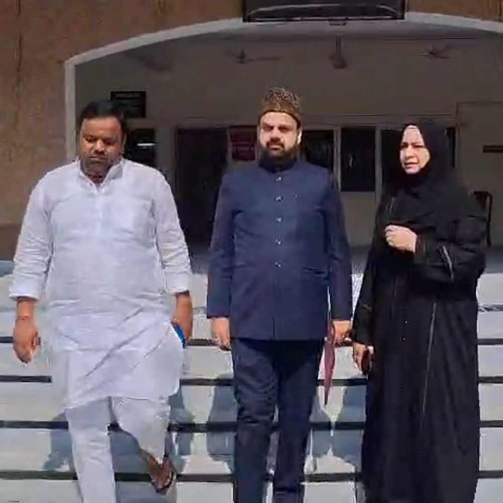 अमरोहा नगर पंचायत में चेयरमैन पति ने ईओ पर लगाए:प्रवेश वर्जित का पोस्टर लगाने पर ईओ को हटाने की मांग, विवाद जारी