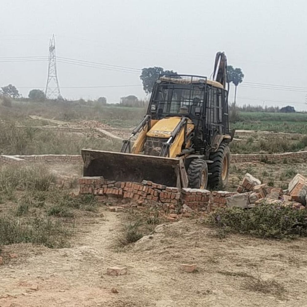 पीडीए ने एयरपोर्ट के रावतपुर में की कार्रवाई:15 बीघा अवैध प्लाटिंग ध्वस्त, भू माफियाओं पर FIR की तैयारी