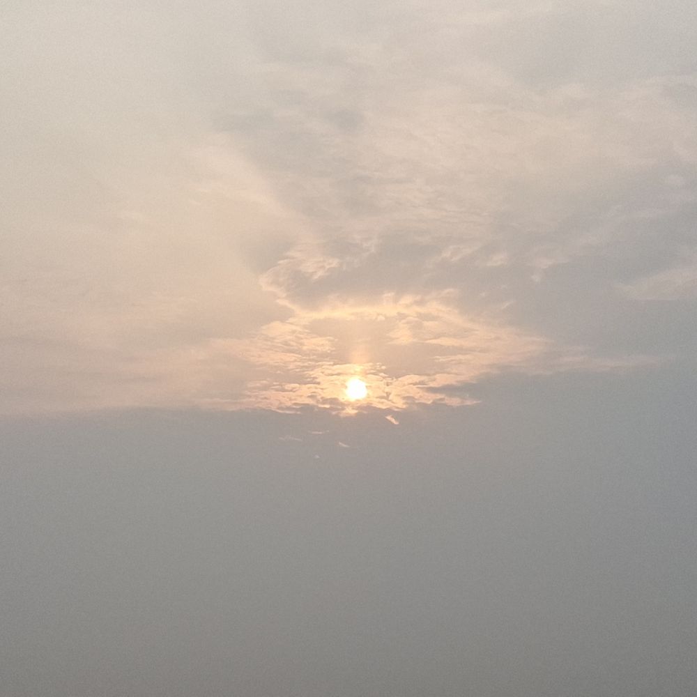 गाजीपुर में मौसम बदला, न्यूनतम तापमान 10°C:बादल छाने से बढ़ी ठंड, हल्की बूंदाबांदी की संभावना