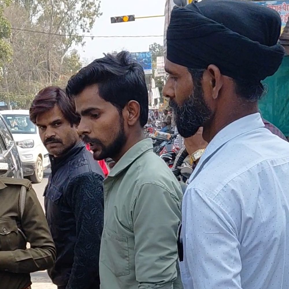 ऑटो के किराए को लेकर विवाद, चालक ने बुलाई पुलिस:फर्रुखाबाद में खुले पैसे न होने पर 250 मीटर आगे ले गया था, महिला पीछे छोड़ने पर अड़ी