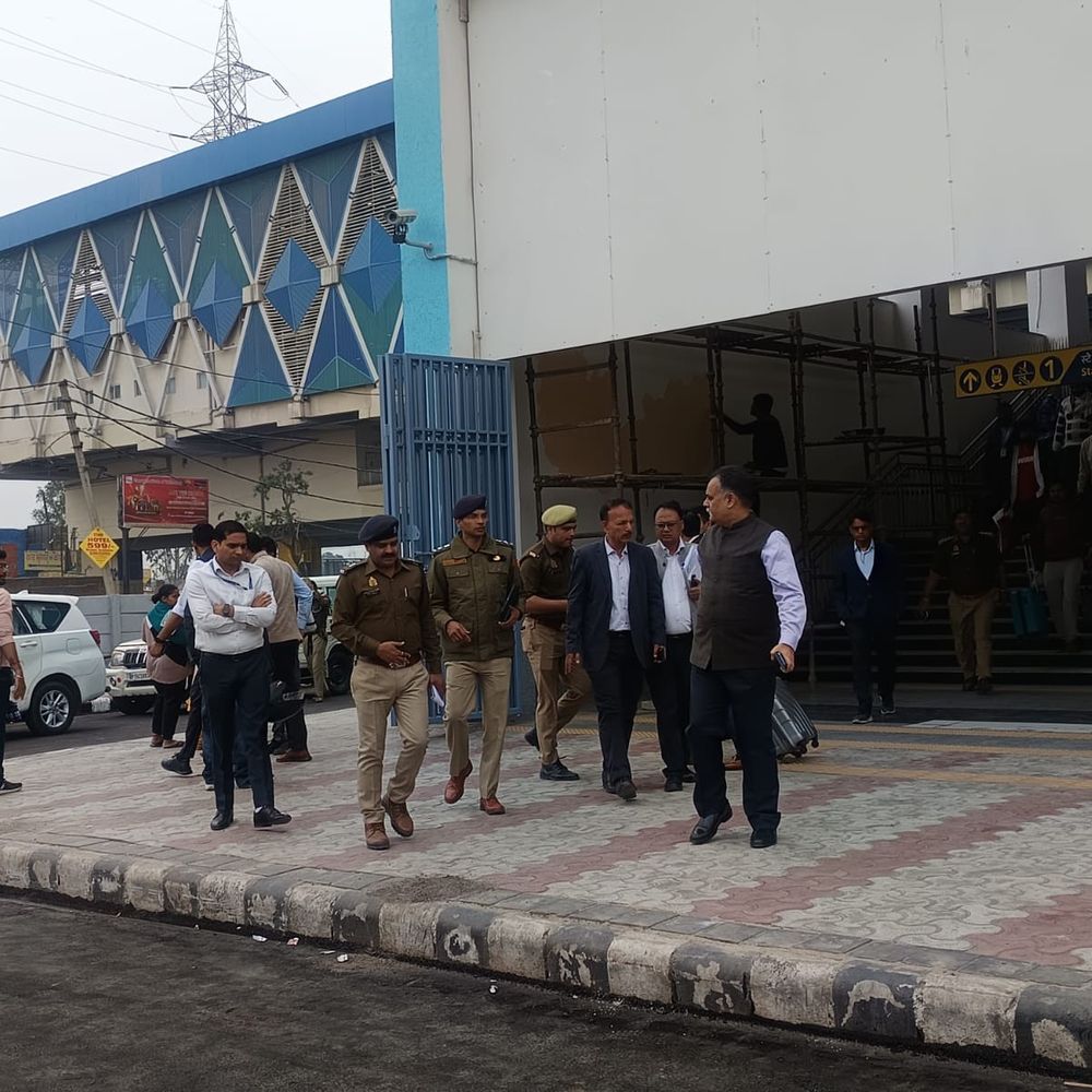 मेरठ में हाई अलर्ट, जुमे और पीएम कार्यक्रम की तैयारी:संवेदनशील इलाकों में कड़ी सुरक्षा, शहरभर में पुलिस बल तैनात