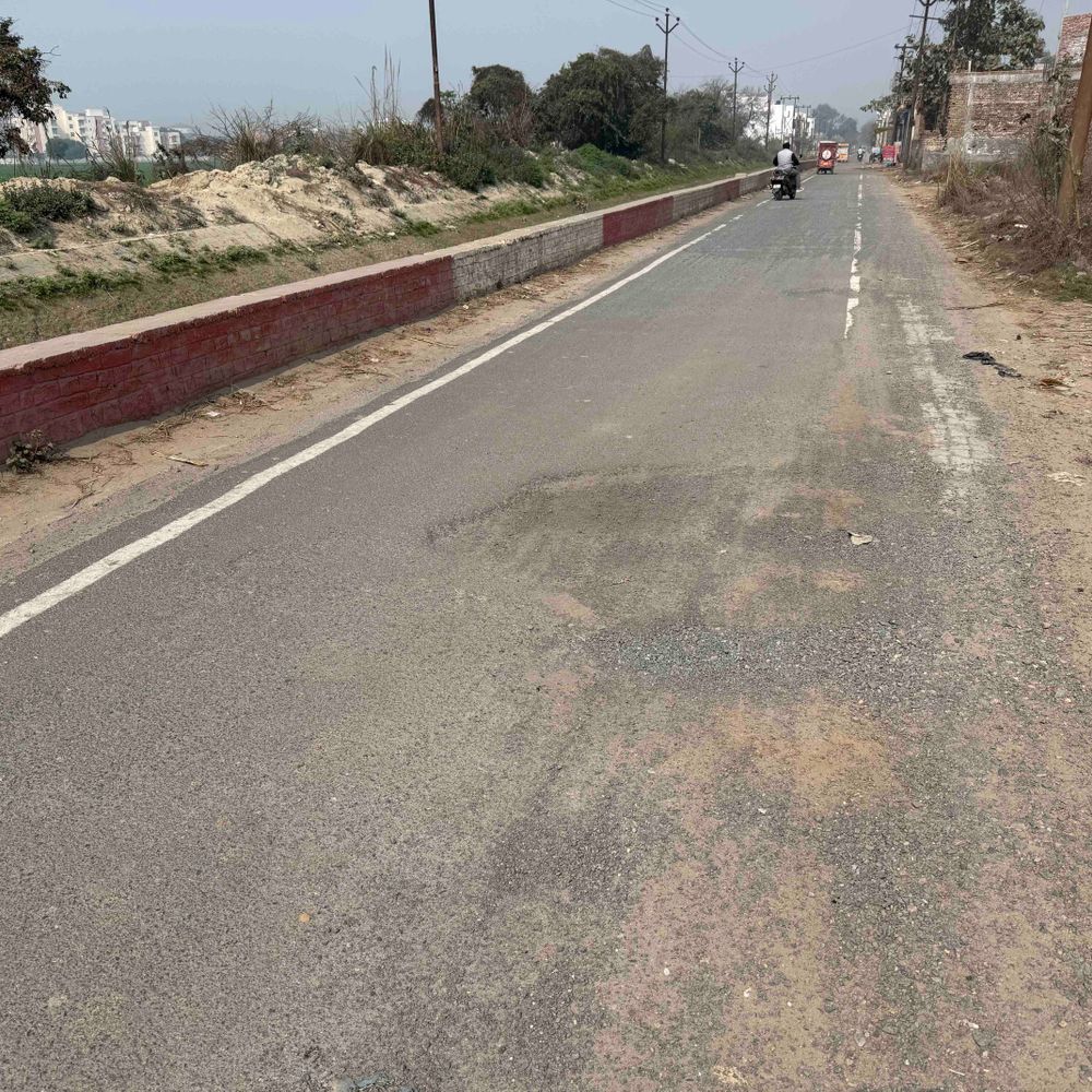 एक करोड़ की सड़क एक माह में टूटी:सिंचाई विभाग ने ठेकेदार को नोटिस जारी किया