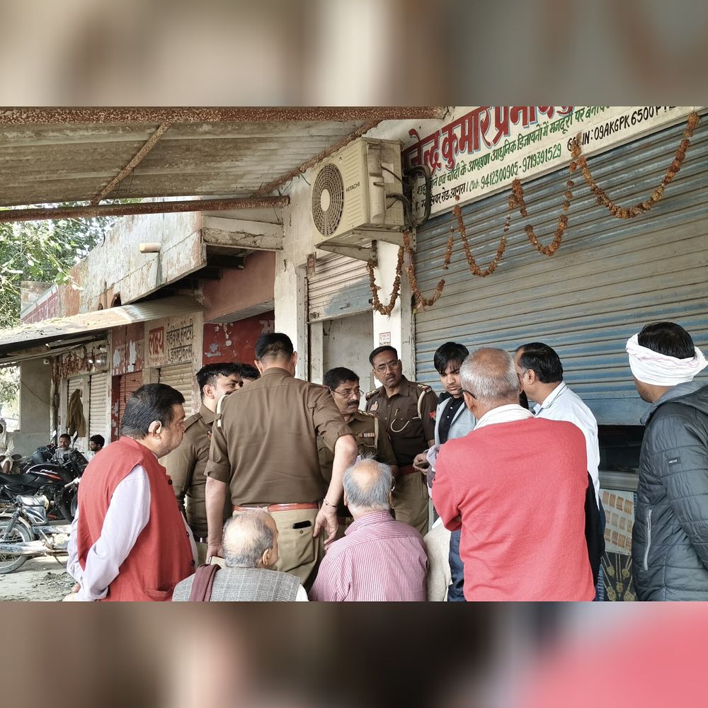 ज्वेलर्स की दुकान में सेंधमारी, लाखों के जेवर चोरी:ग्राइंडर से काटी तिजोरी, सीसीटीवी की हार्ड डिस्क भी ले गए