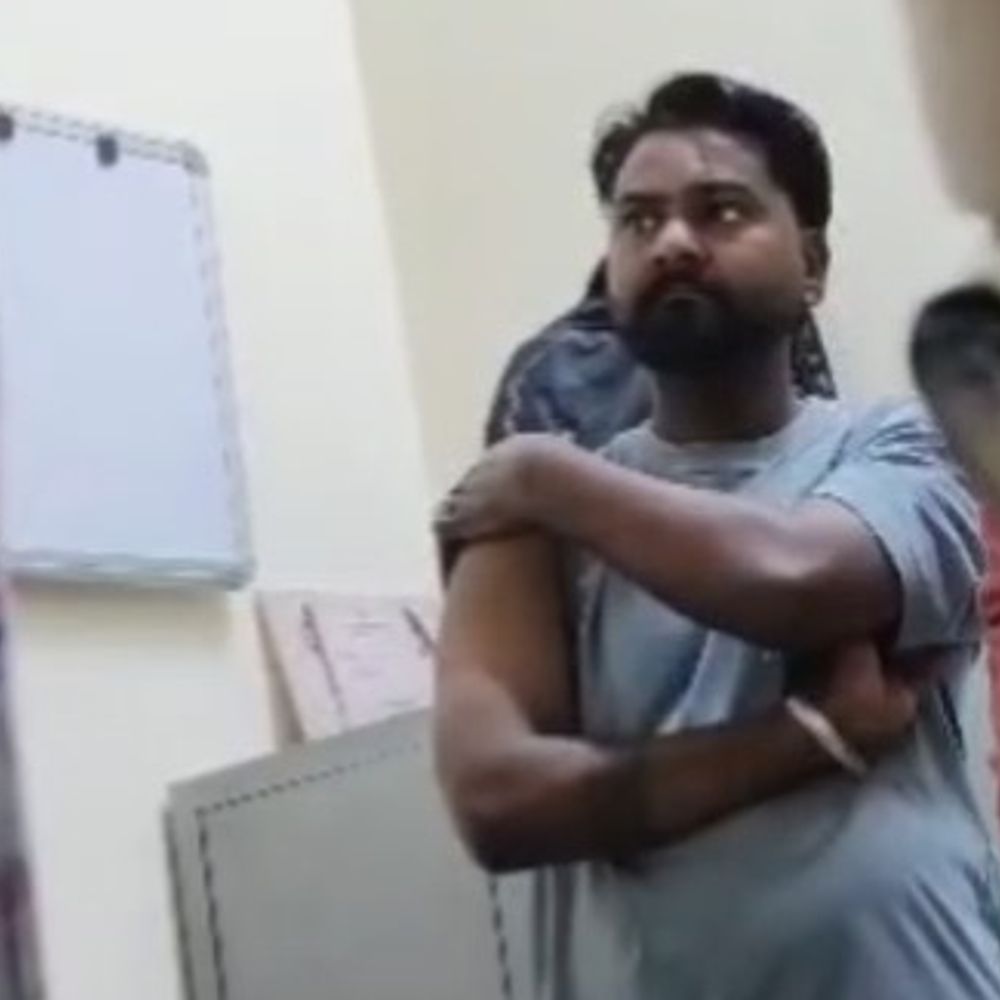 बागपत अस्पताल में मारपीट, जातिसूचक टिप्पणी का आरोप:पीड़ित ने SC/ST एक्ट के तहत कार्रवाई की मांग की