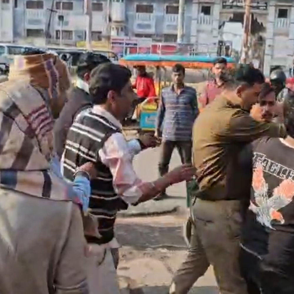 ऑटो चालकों ने नाश्ते के पैसे मांगने पर की मारपीट:फिरोजाबाद में जैन मंदिर के सामने हुई घटना, पुलिस ने आरोपियों को पकड़ा