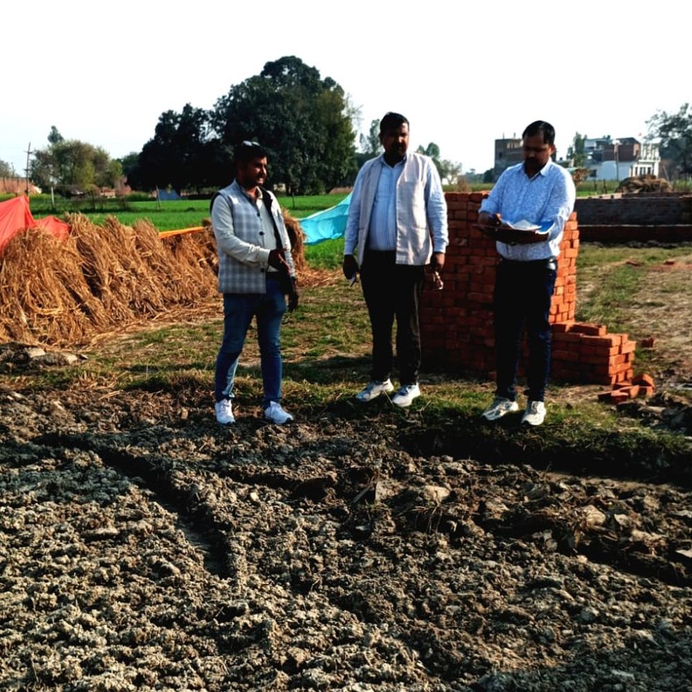 प्रॉपर्टी डीलर पर तालाब की जमीन कब्जाने का आरोप:वीडियो वायरल होने के बाद राजस्व टीम ने रुकवाया निर्माण कार्य