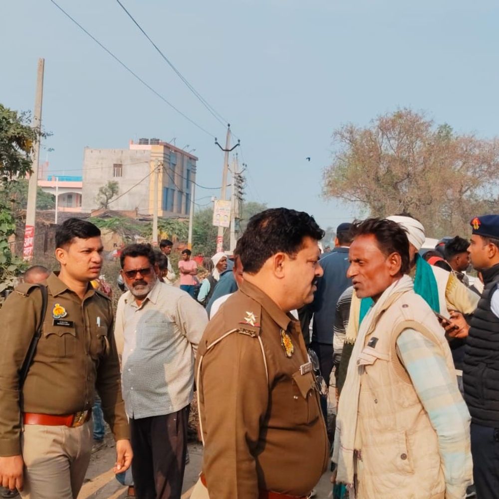 बांदा में ट्रक घर में घुसा, एक की मौत:गुस्साए ग्रामीणों ने सड़क पर लगाया जाम, पुलिस ने समझाकर शांत कराया