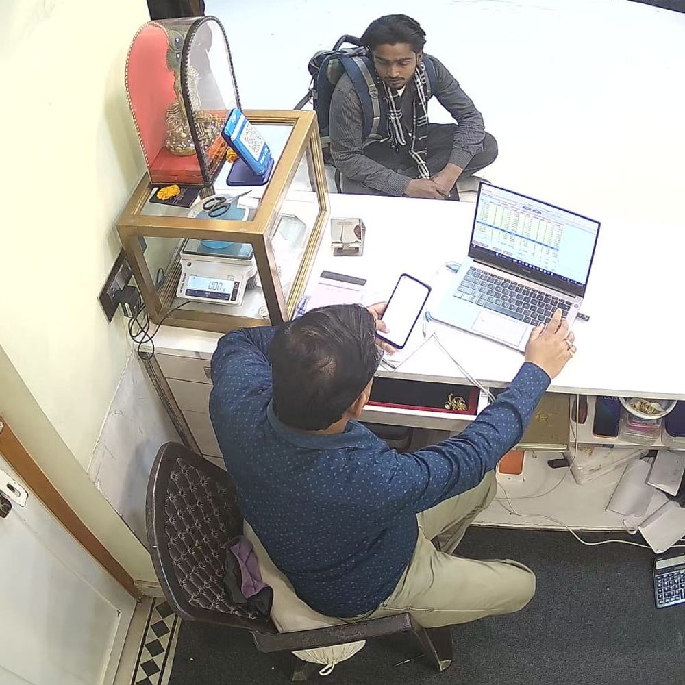 देवरिया में सर्राफा व्यवसायी से लूट का प्रयास, VIDEO:दुकान में घुसकर कट्‌टा दिखाया, व्यापारी तिजोरी वाले कमरे में जाकर बंद कर लिया