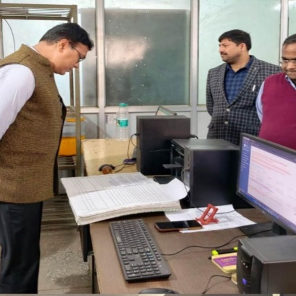 मैनपुरी के भोगांव तहसील का डीएम ने किया निरीक्षण:अधिकारियों को काम में तेजी लाने के निर्देश दिए, कहा- लापरवाही बर्दाश्त नहीं