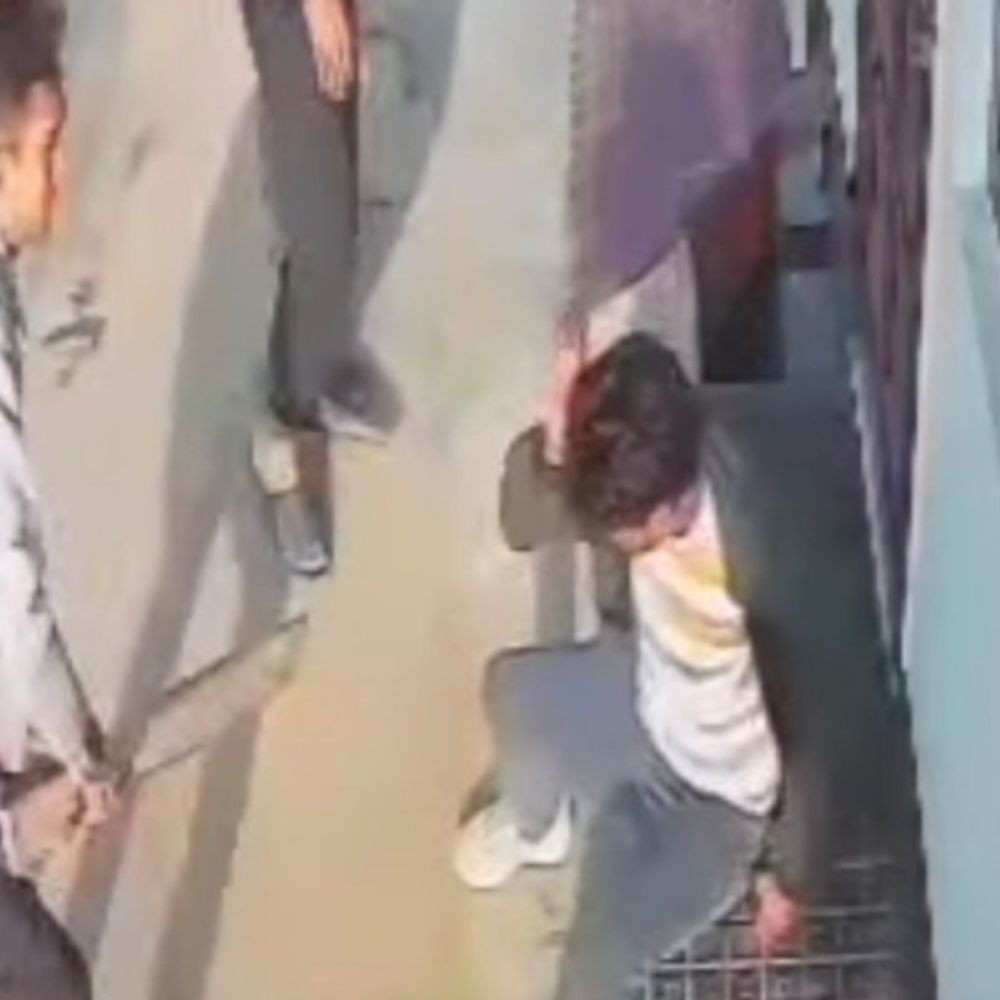 शाहजहांपुर में युवक पर जानलेवा हमला, VIDEO:पुरानी रंजिश में लाठी-डंडों से पीटा, पुलिस ने FIR दर्ज की