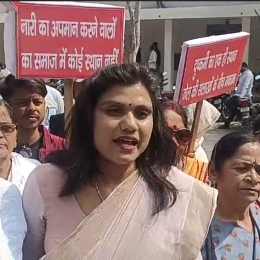 जालौन में आसाराम बापू के पोस्टरों पर विरोध प्रदर्शन:सार्वजनिक स्थानों से हटाने और कार्रवाई की मांग, राष्ट्रपति को संबोधित ज्ञापन सौंपा