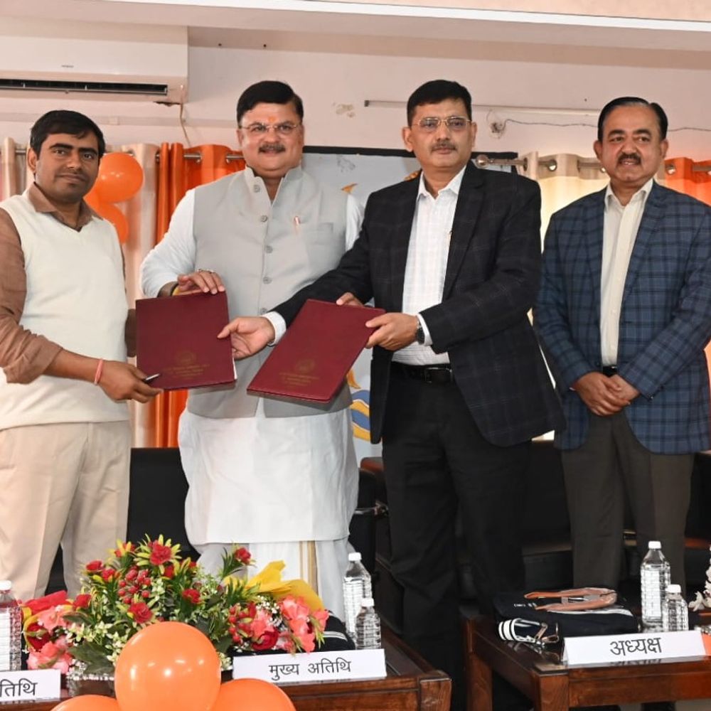 अवध विश्वविद्यालय में भारतीय ज्ञान परंपरा पर राष्ट्रीय संगोष्ठी:‘विकसित भारत 2047’ में वेदों की भूमिका पर मंथन, शोधार्थियों ने शोध पत्र प्रस्तुत किए