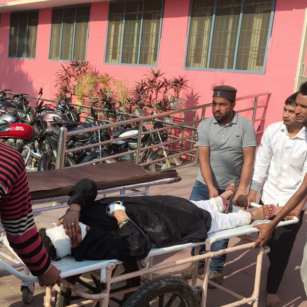 जनता रोड पर चलते ऑटो पर गिरा सूखा पेड़:छह घायल, ननद-भाभी की हालत गंभीर, हायर सेंटर रेफर