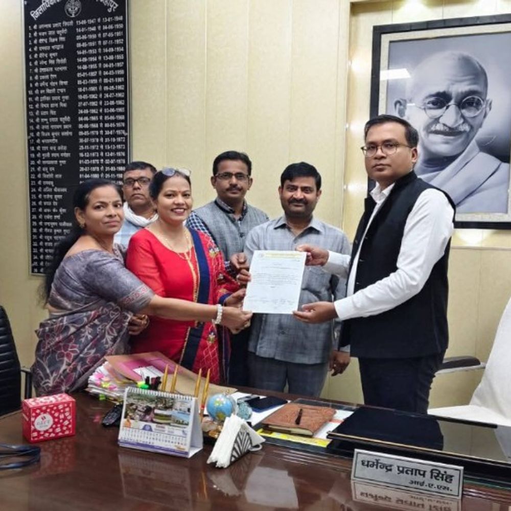 शहीद बिस्मिल के घर को संग्रहालय बनाने की मांग:शाहजहांपुर में सहयोग संस्था ने डीएम से की मुलाकात, सौंपा ज्ञापन